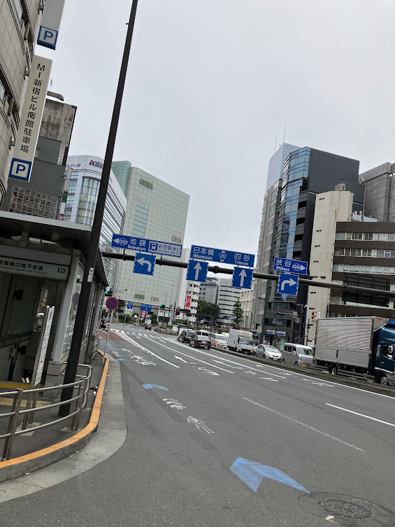 RayBassSync's tweet photo. どういうわけか、大きな楽器転がして歩いてるのに、外国の方から道を聞かれることが多い😅　Go straight this street ・・・uh～なんだっけ？ https://t.co/6Ac2kqbE2s