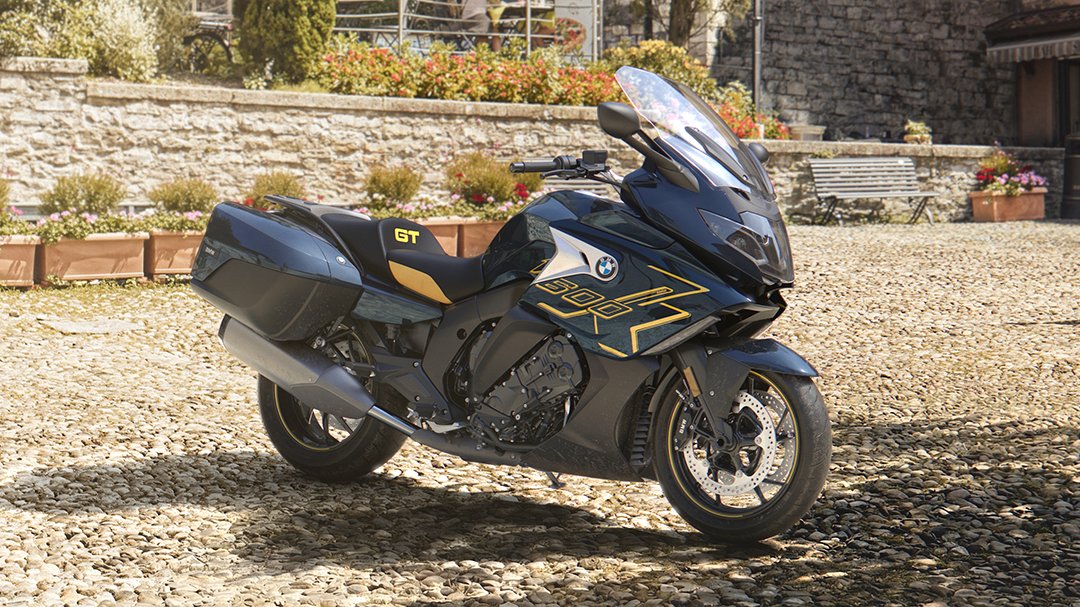 BMWMotorrad's tweet photo. Our entire #K1600 family arrives in a new Imperial Blue metallic paintwork. 🎨
Colour accents for the GTL and GT, hand-drawn linework for the B and Grand America: same shade, four unique expressions.
Which one is your favourite? 👇
#MakeLifeARide #BMWMotorrad
__
Enhanced with AI https://t.co/5auHDO6AAt