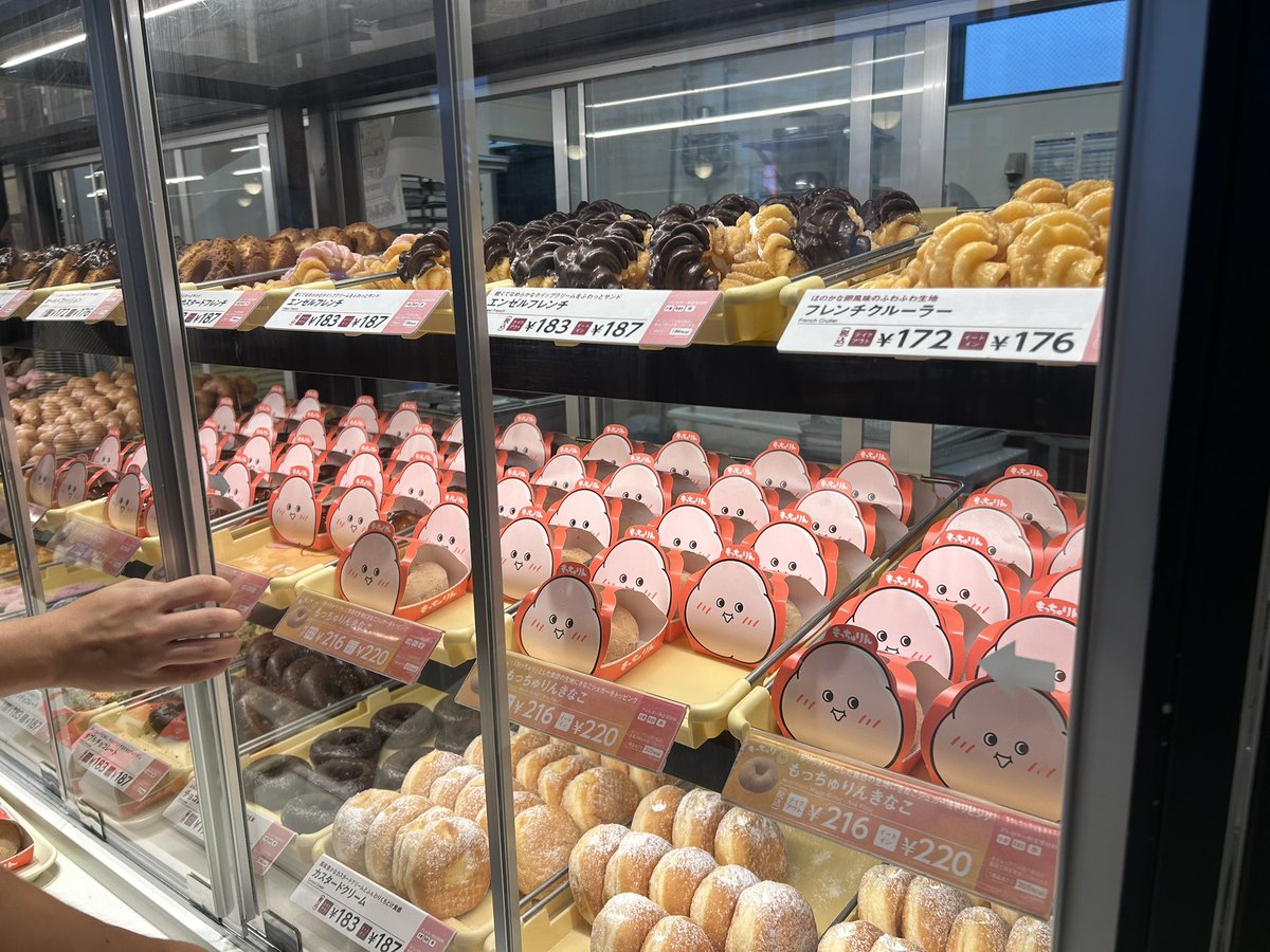 thikenoko's tweet photo. そいえばこの前初めてもっちゅりんを店頭で発見🍩✨
あまりに人気でなかなか店頭では見ないから、こんなにたくさん並んでたの見てちょっと感動した。笑 https://t.co/vHsVT2N8pt