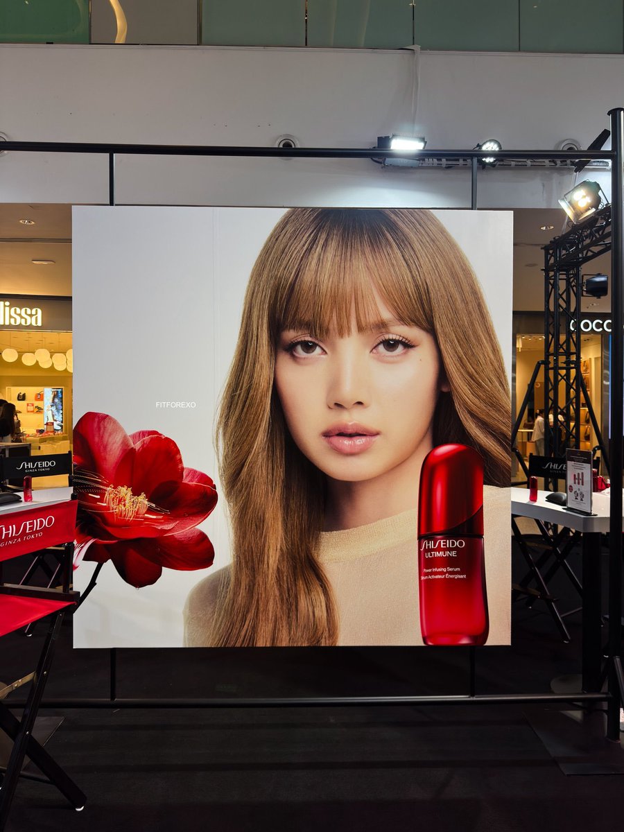 WORLDMUSICAWARD's tweet photo. A massive crowd were already queuing to see #LISA arrive at the Shiseido pop-up event today at CentralWorld, Bangkok, hours before her arrival! 💪👥👥👥💃🤩💥🏪✨🛒🛍️🇹🇭👑❤️‍🔥

https://t.co/TmVMd4rhiB https://t.co/wklRF4UbQe