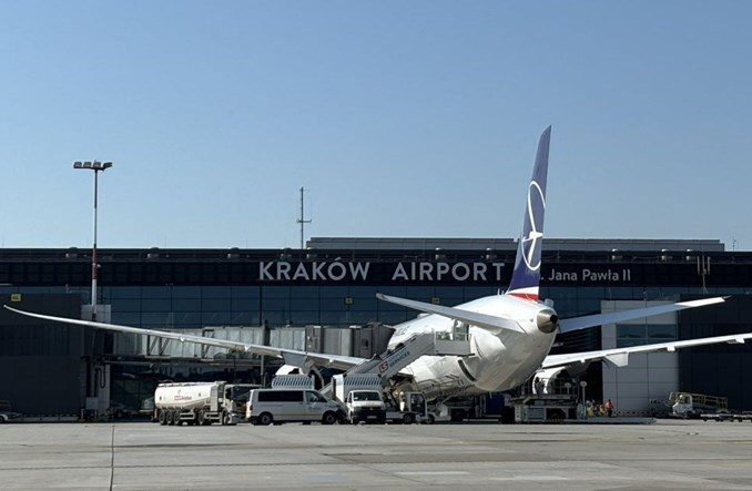 RynekLotniczy's tweet photo. @KrakowAirport kontynuuje serię rekordowych miesięcy. W czerwcu 2026 roku lotnisko obsłużyło niemal 1,4 mln pasażerów. To najlepszy czerwiec w historii #Balic i jednocześnie udany początek tegorocznego sezonu wakacyjnego.
Info: https://t.co/IN7yPWi2V6 https://t.co/FPVYNrz6NW