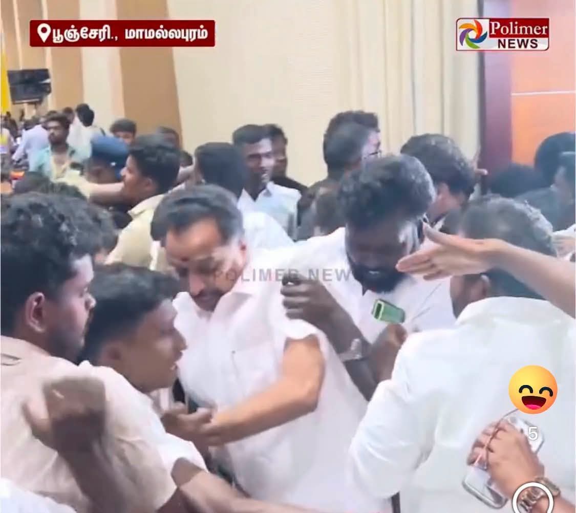 itsbalatweets's tweet photo. இவரையே இந்த அமுக்கு அமுக்குறாங்களே 

அப்போ மரகத குமரவேலை எப்படி அமுக்கிருப்பாங்க அடேய் பாலிமர் டிவி மோசக்காரா அந்த வீடியோ எங்கேடா😠 https://t.co/UtTOOhyalo