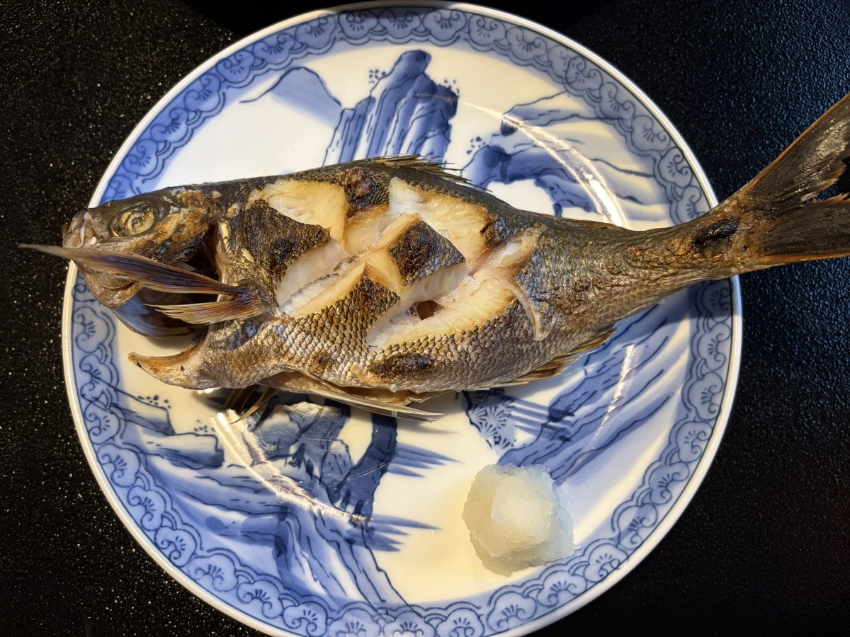 kifumarushop's tweet photo. ウメイロの塩焼き

皮は香ばしく、身はふっくらとしていて
とても繊細な味わいです

渓流魚のような上品な塩焼きで魚本来の甘みや香りが楽しめます✨ https://t.co/lzr1gudqvw