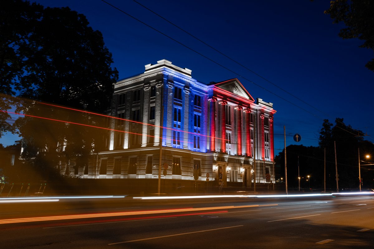Latvian_MFA's tweet photo. 🇱🇻🇺🇸To mark the 250th anniversary of the United States of America, the building of the Ministry of Foreign Affairs of Latvia was illuminated yesterday in the colors of the U.S. flag.

For decades, Latvia and the U.S. have been united by shared democratic values, a trusted partnership, and the U.S.' unwavering support for Latvia's freedom, security and independence. 🇱🇻🤝🇺🇸

#America250

📸 Photo: Laura Celmiņa / MFA Latvia