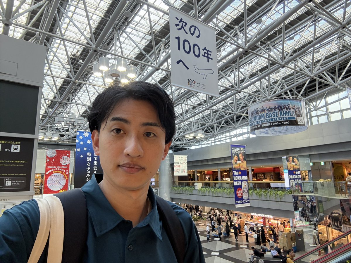 tsuchioka_t's tweet photo. 札幌大谷高校の文化祭にシークレットゲストでおじゃましました！

夏の体育館、しゃべってるうちに汗だくになったけど、ヤバいやつらが一回ぼくをもみくちゃにしたあとに団扇であおいでくれた。

それぞれの過ごし方が全員正解
いくら食べて帰る！ https://t.co/EPHjkS0fl8
