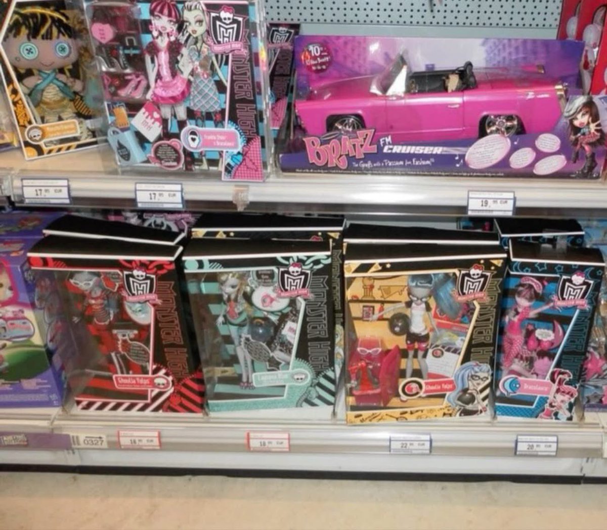 SweeetScreams's tweet photo. need to go back in time to get ghoulia and lagoona in this box style https://t.co/yF7cHL56Ls