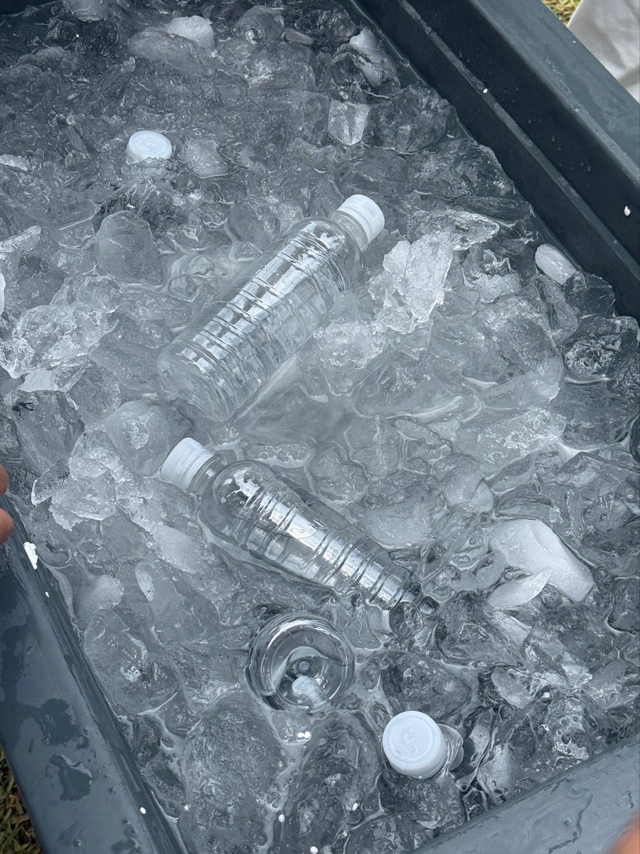 1031Hz_'s tweet photo. 치맥페 호감이었던 점
스탠딩 대기할 때 아이스박스에 물 담아서 갖다두심 .. 물 떨어지면 계속 채워놔주셨어 https://t.co/e6TRjaWtWN