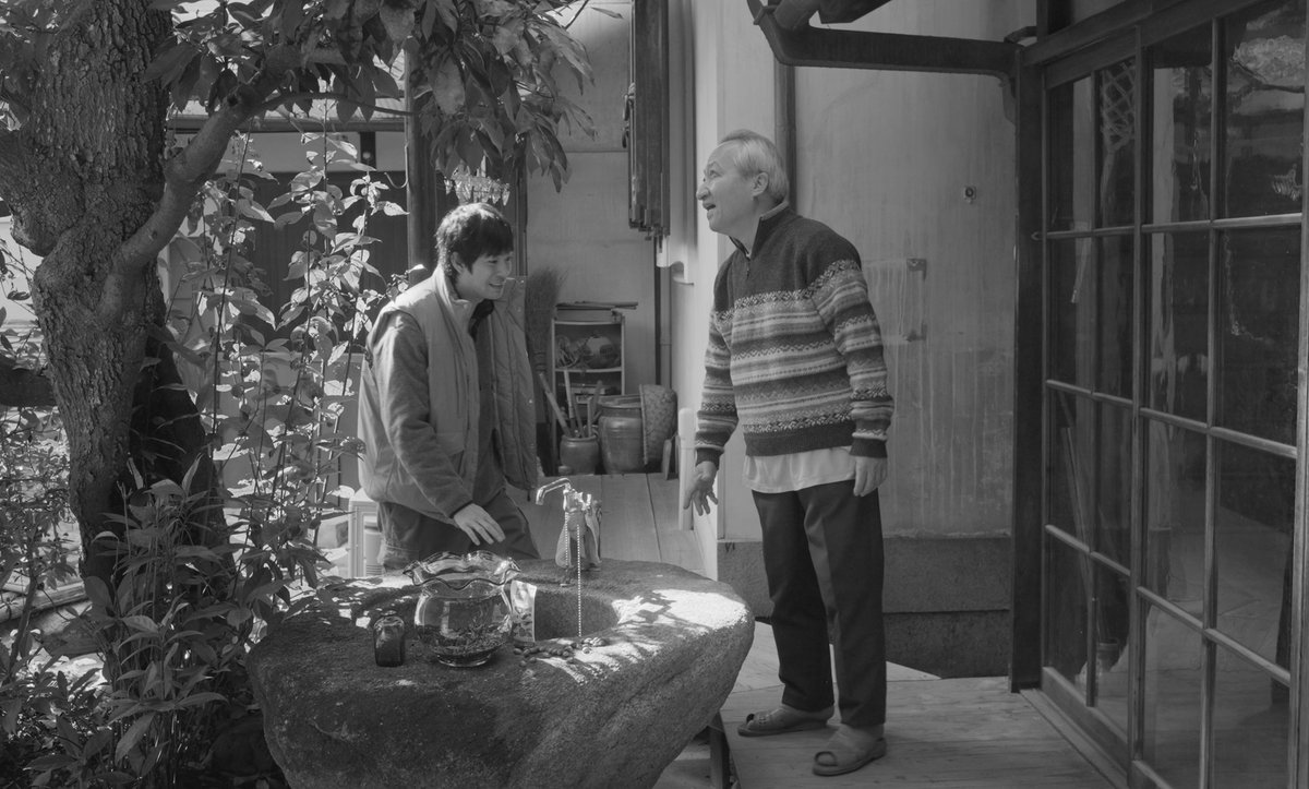 YetCinemaClub's tweet photo. 『道行き』はついモノクロ映像の情緒に見惚れてしまいますが、フィクションとノンフィクション、過去と現在の振り子をふるような映画体験にこそ、この作品の魅力が宿っています。忙しない日々を送っている人にこそ見てほしい！

Yet Cinema Clubでの上映は7/5（日）まで💨 https://t.co/F8xAFOamuW
