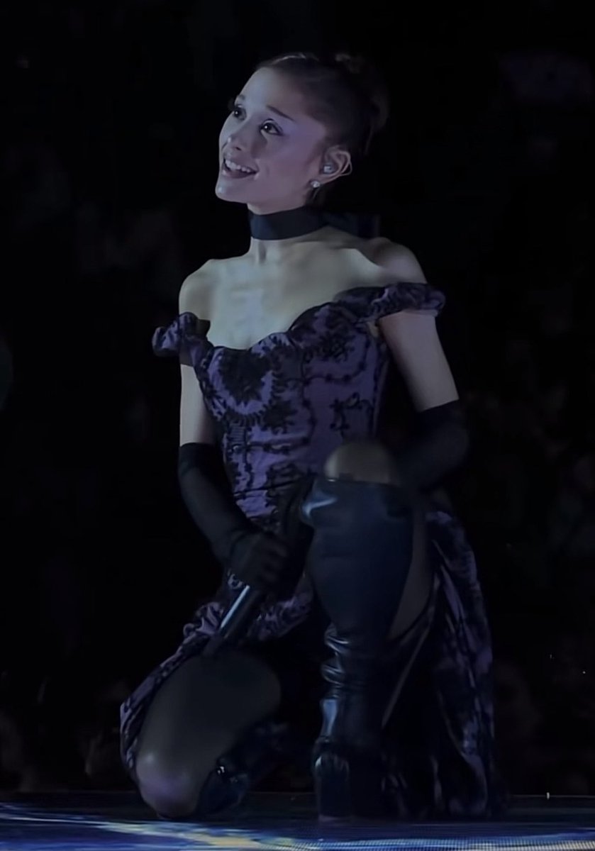 itrygraphics's tweet photo. she's posing like she wants to attract women (and it works!) https://t.co/0ptjnXV3kB