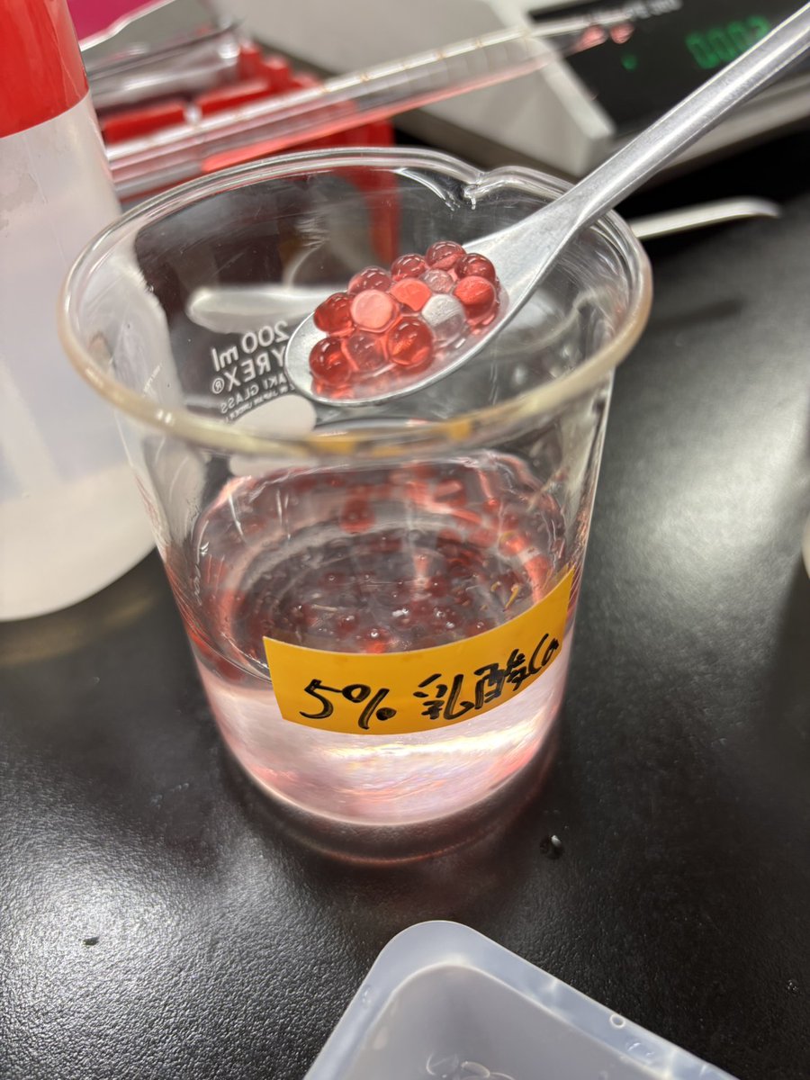 BioRjp's tweet photo. こんにちはこんばんは RJPの知育菓子班は中にジュースを閉じ込めたグミ作りに挑戦しています！  #RJP2026バイオ  #グミ作り  #知育菓子 https://t.co/NXXtQZpqAN