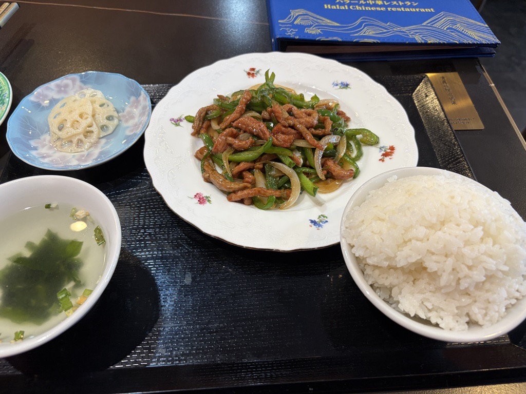 ryusyukyo's tweet photo. 深草キャンパスの近くにハラール中華のお店を発見！
青椒牛肉絲定食をいただきました🙏

深草キャンパスの4号館3階にムスリム等のための礼拝室があるのをご存知でしょうか？
特定の宗教に利用を限定せず誰もが利用できる個人の信仰のためのスペースです。
https://t.co/Qx2crJdZ7k https://t.co/OofKr8UzdA