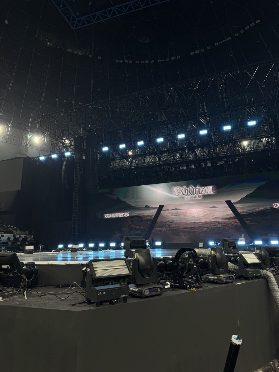 gotixiee's tweet photo. no zoom                 vs                  15 pm zoom https://t.co/G9fF0NBRrZ