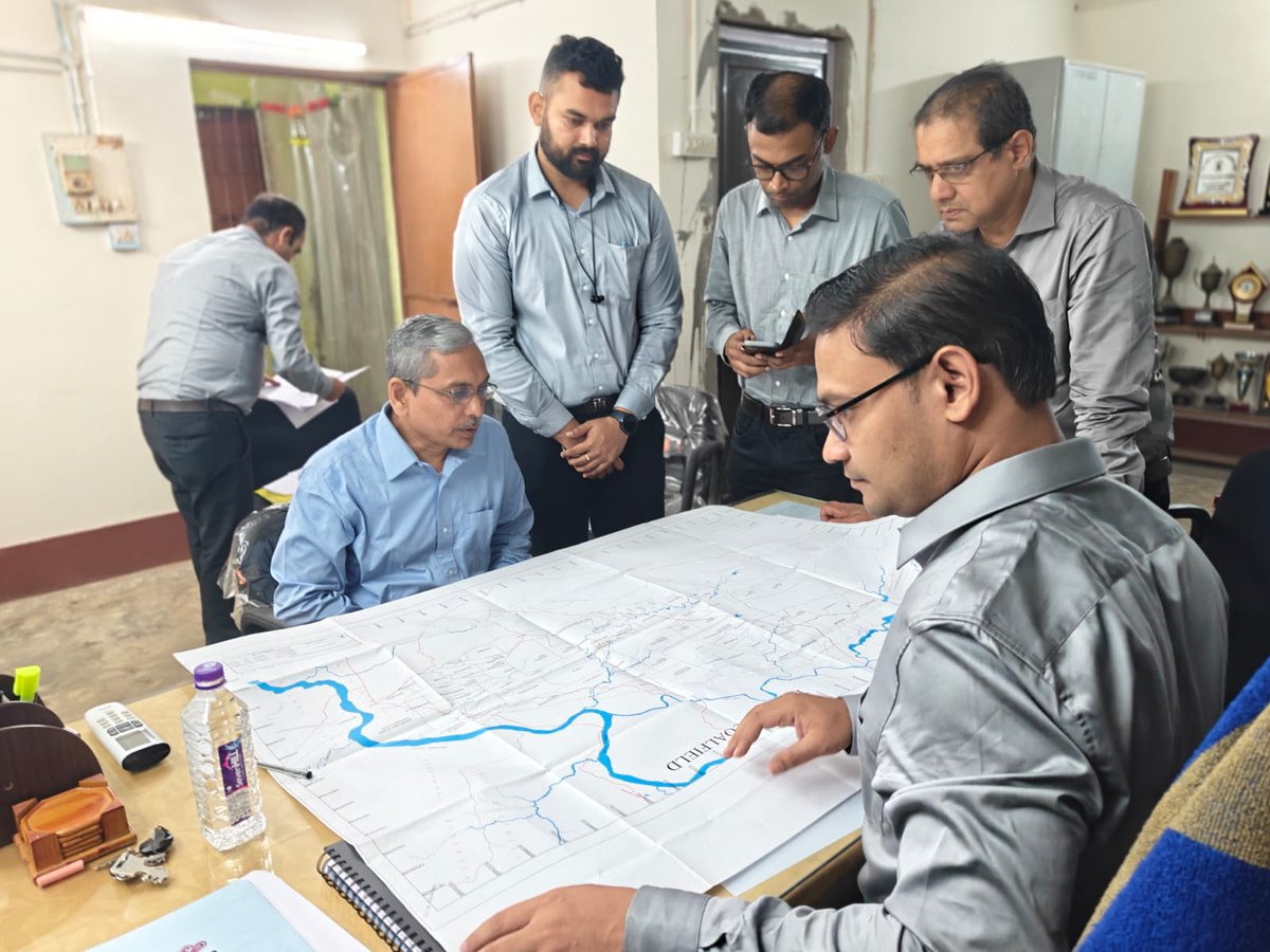 cmpdil's tweet photo. CMD, CMPDI Visits Kosala Exploration Camp

Shri Chaudhari Shivraj Singh, CMD, CMPDI, along with his team, visited the Kosala Exploration Camp and inspected the drill rigs in operation. During the visit, Shri Singh reviewed the drilling action plan and the progress of ongoing exploration activities. He also interacted with the drilling crews, appreciated their dedication and hard work, and encouraged them to strive for higher productivity and operational excellence. Assuring the team of the management's support, he stated that the issues and challenges faced at the camp would be addressed on priority to ensure smooth and efficient operations.

@kishanreddybjp @satishdubeyy
@CoalIndiaHQ @CoalMinistry
#CMPDI #CIL #Exploration