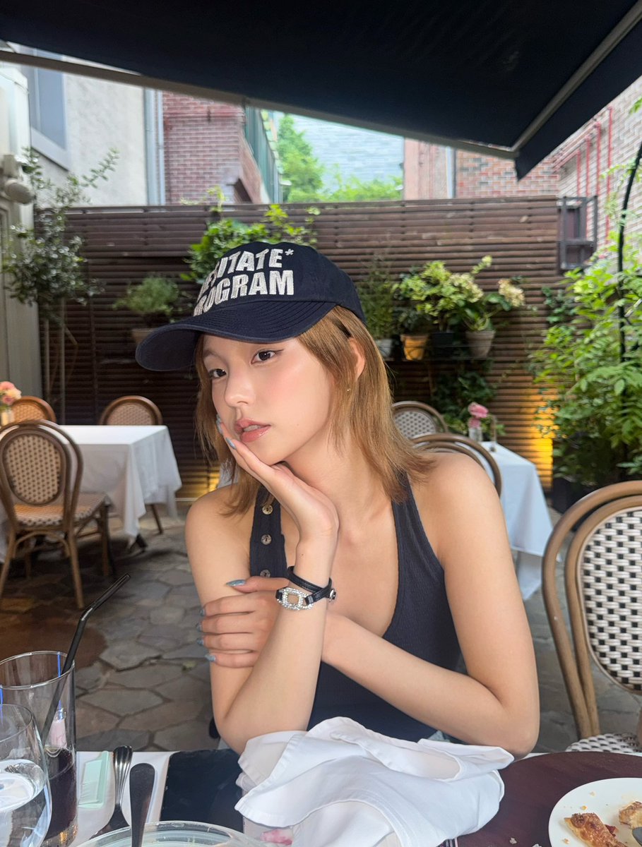 yeji_midzyfury's tweet photo. YEJI IS SO GIRLFRIEND CODED 🫪🫪
HER HAIR GOT LONGER TOO OMG https://t.co/AxYXzxvY1r