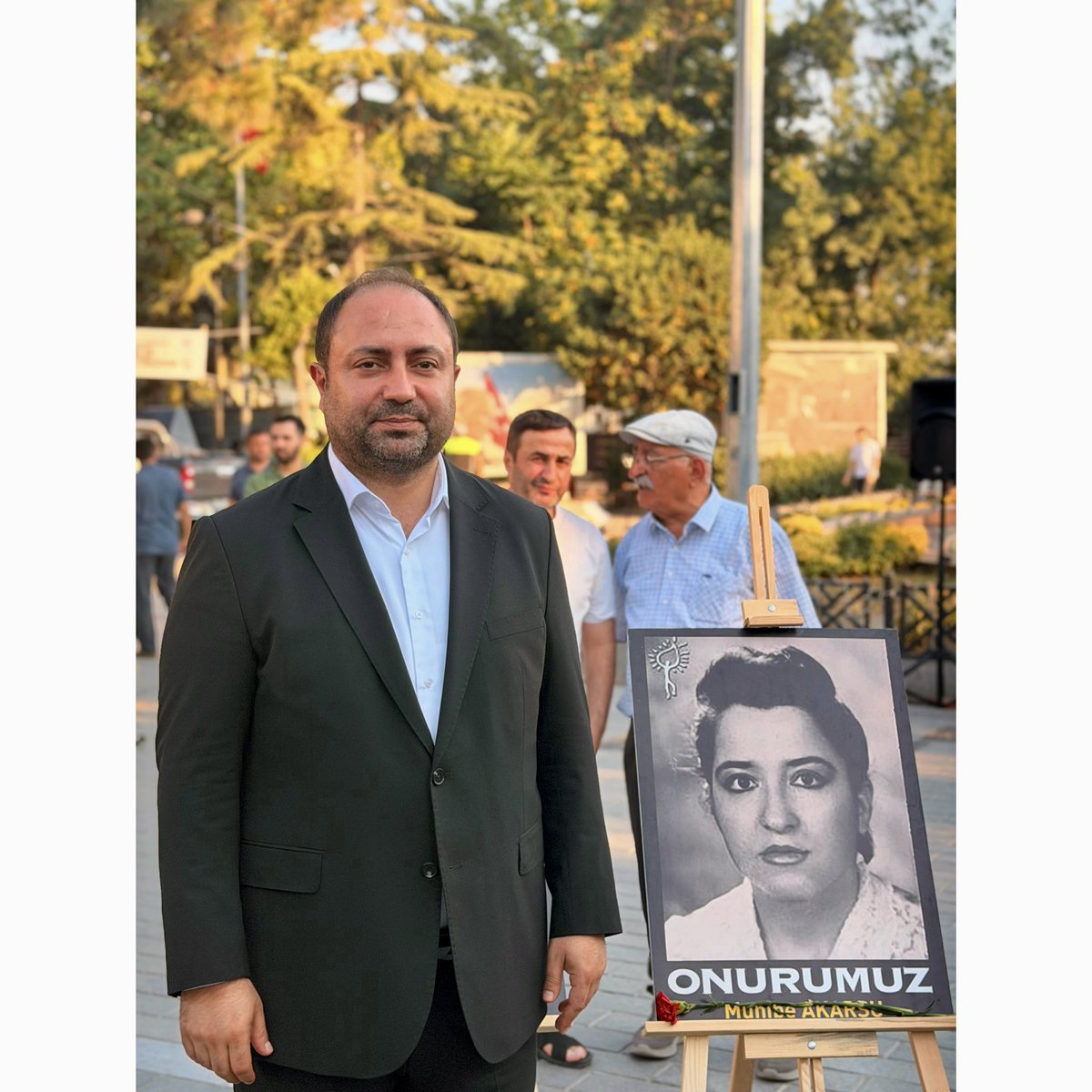 GokSelcuk's tweet photo. İlçe Yöneticilerimiz, Meclis Üyelerimiz, Kadın ve Gençlik Kolları Başkanlarımız ve Yönetimleri, partimizin kıymetli üyeleriyle birlikte; 2 Temmuz 1993’te Sivas Madımak’ta katledilen 33 canımızı düzenlediğimiz anma programıyla saygı, özlem ve rahmetle andık.

Madımak’ta yitirdiğimiz aydınlarımızın, sanatçılarımızın ve gencecik insanlarımızın anısı önünde saygıyla eğiliyor; nefretin, ayrımcılığın ve karanlığın değil, eşitliğin, kardeşliğin ve laik Cumhuriyetimizin değerlerinin yanında olmaya devam edeceğimizi bir kez daha vurguluyoruz.

Unutmadık, unutturmayacağız.

#Madımak #2Temmuz #UnutmadıkUnutturmayacağız