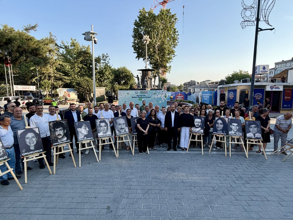 GokSelcuk's tweet photo. İlçe Yöneticilerimiz, Meclis Üyelerimiz, Kadın ve Gençlik Kolları Başkanlarımız ve Yönetimleri, partimizin kıymetli üyeleriyle birlikte; 2 Temmuz 1993’te Sivas Madımak’ta katledilen 33 canımızı düzenlediğimiz anma programıyla saygı, özlem ve rahmetle andık.

Madımak’ta yitirdiğimiz aydınlarımızın, sanatçılarımızın ve gencecik insanlarımızın anısı önünde saygıyla eğiliyor; nefretin, ayrımcılığın ve karanlığın değil, eşitliğin, kardeşliğin ve laik Cumhuriyetimizin değerlerinin yanında olmaya devam edeceğimizi bir kez daha vurguluyoruz.

Unutmadık, unutturmayacağız.

#Madımak #2Temmuz #UnutmadıkUnutturmayacağız