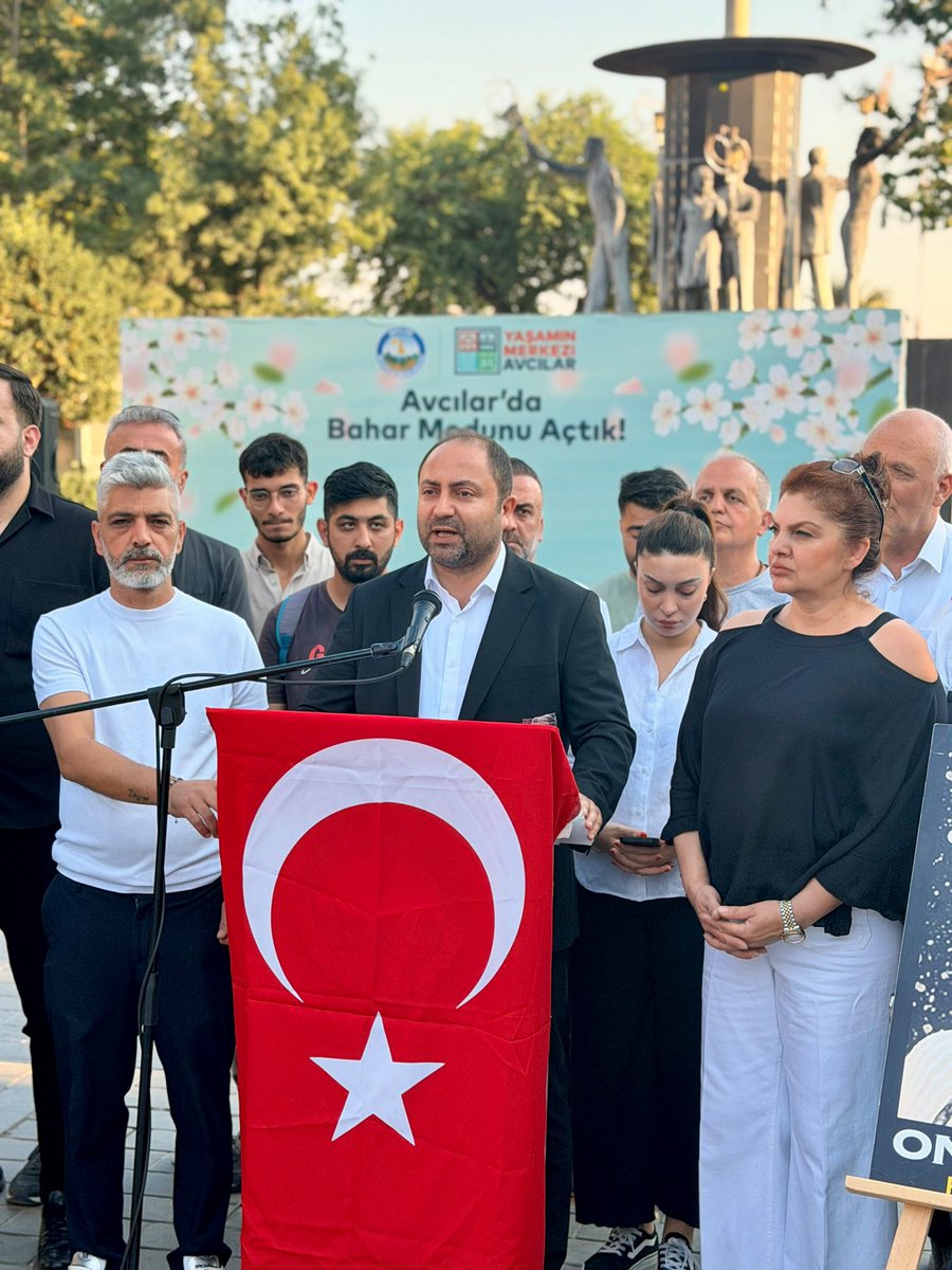 GokSelcuk's tweet photo. İlçe Yöneticilerimiz, Meclis Üyelerimiz, Kadın ve Gençlik Kolları Başkanlarımız ve Yönetimleri, partimizin kıymetli üyeleriyle birlikte; 2 Temmuz 1993’te Sivas Madımak’ta katledilen 33 canımızı düzenlediğimiz anma programıyla saygı, özlem ve rahmetle andık.

Madımak’ta yitirdiğimiz aydınlarımızın, sanatçılarımızın ve gencecik insanlarımızın anısı önünde saygıyla eğiliyor; nefretin, ayrımcılığın ve karanlığın değil, eşitliğin, kardeşliğin ve laik Cumhuriyetimizin değerlerinin yanında olmaya devam edeceğimizi bir kez daha vurguluyoruz.

Unutmadık, unutturmayacağız.

#Madımak #2Temmuz #UnutmadıkUnutturmayacağız