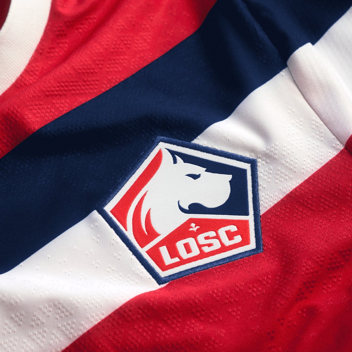 _BeFootball's tweet photo. 🚨 LE NOUVEAU MAILLOT DU LOSC REND HOMMAGE À EDEN HAZARD ! ❤️🤍

Un maillot chargé d’histoire, avec la double bande revisitée en scapulaire et un clin d’œil aux 10 ans du partenariat avec New Balance.

📸@losclive https://t.co/8pWCgwhncy