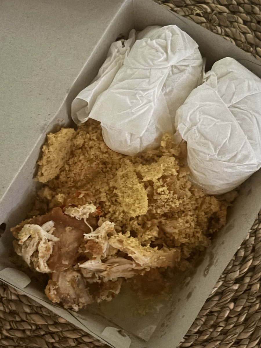 letmegorawr's tweet photo. Sebagai warga jogja yang bingung mau makan apa, gue rekomendasiin ayam geprek preksu. Ayam yang digeprek beneran sebagaimana seharusnya ayam geprek itu digeprek bkn dioles sambel
Makan ditempat lebih enak karna bisa refill nasi&amp;es teh, but order on shopeefood sounds good too hehe https://t.co/haE8HwOouq