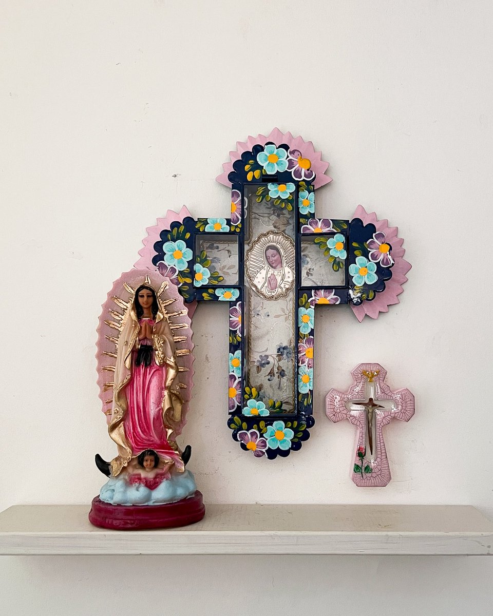 sachi1103's tweet photo. ✞

2026 MEXICO入荷 
【 ブリキBOX クロス 】

これまでに何度も
震える気持ちで買い付けたことがある
スペシャルな存在

正面のガラス扉は開けることが可能で
願い事や好きな写真を閉じ込めても

※ガラスの扉にも
ミントのお花が描かれています

https://t.co/FEQNM8HtVc https://t.co/z4G4BlWF9N