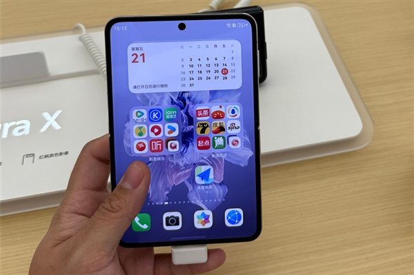 rockleaks's tweet photo. The wide-foldable race is heating up 🔥🤯

According to DCS:

• Huawei already has the Pura X
• Apple is preparing a foldable iPhone Ultra
• Honor is testing a wide-fold device powered by Snapdragon 8 Elite Gen 6
• Xiaomi is developing its own wide-fold model
#Huawei #Apple https://t.co/HHMHi7kbLS