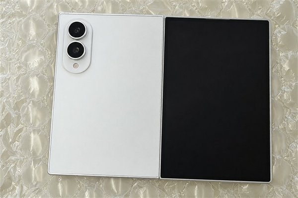 rockleaks's tweet photo. The wide-foldable race is heating up 🔥🤯

According to DCS:

• Huawei already has the Pura X
• Apple is preparing a foldable iPhone Ultra
• Honor is testing a wide-fold device powered by Snapdragon 8 Elite Gen 6
• Xiaomi is developing its own wide-fold model
#Huawei #Apple https://t.co/HHMHi7kbLS