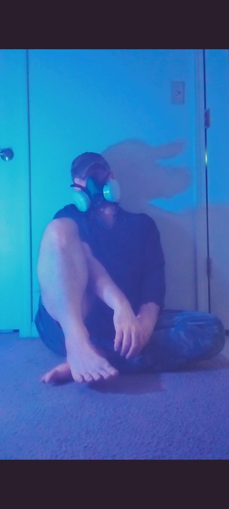GasMaskMech's tweet photo. Barefoot and masked: Apocalypse edition, gas mask and all
#gayfeet #feet #maskedmen https://t.co/YEAMZ38Akp