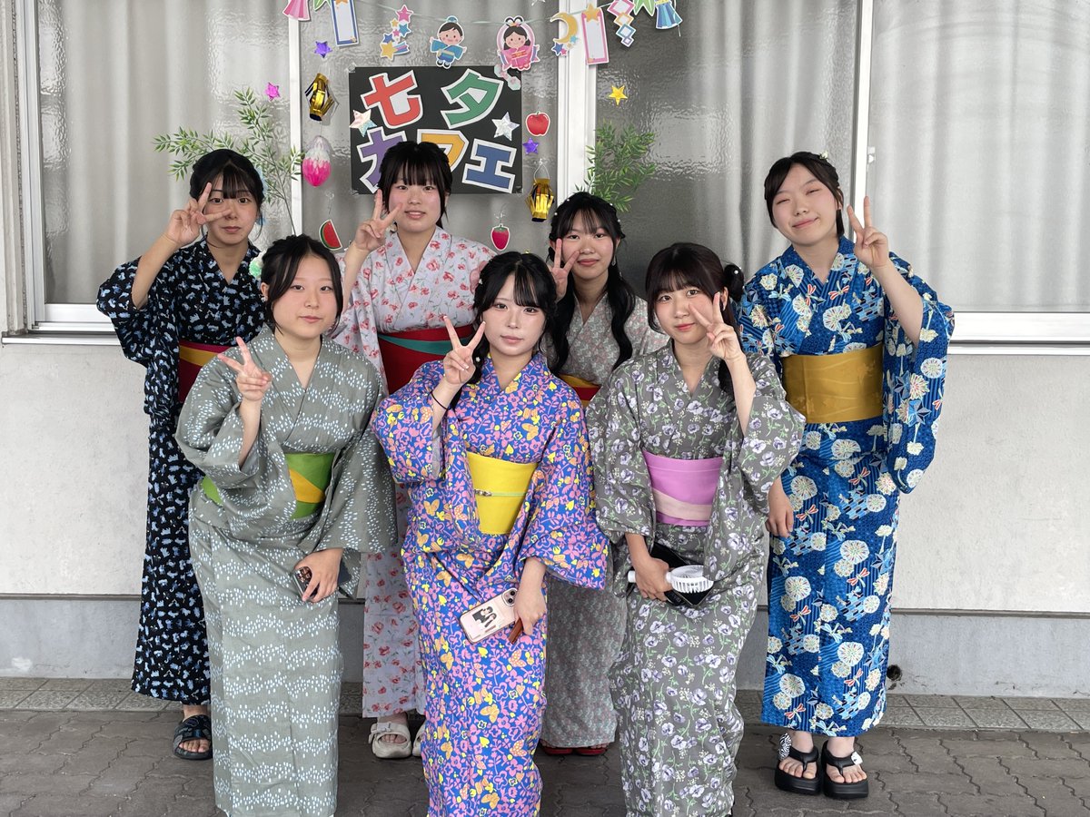 okayamakyousei's tweet photo. 今年も恒例の七夕カフェを開催。１年生から製作した浴衣に身を包み、ヘアアレンジやメイクを施し、今年は「手作り���ンジャーエール」を全校生徒に振舞いました。「あじ彩」さんのかき氷やフライドポテトでさらに会場は賑わいました。みんなの願いが届きますように☆ https://t.co/B5C2xRoTXi