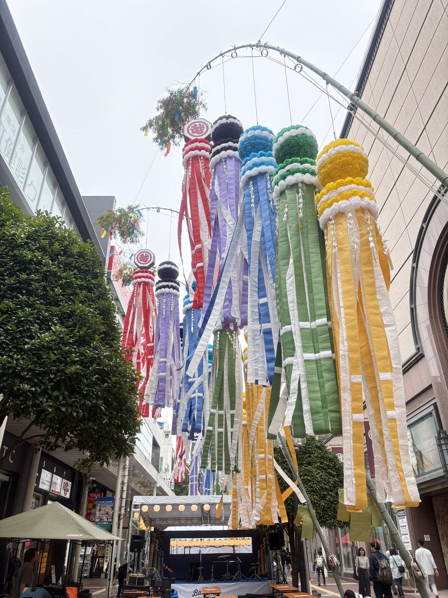 mitsukoshi_sd's tweet photo. ＼バンバルセンダイ開催🎋✨／

今回のテーマは「#仙台七夕まつり」

毎年8月に開催される仙台夏の風物詩「仙台七夕飾り」のプレイベントとして一ヶ月早く吹き流しが登場しております！

七夕飾りの下に座りながら、名物グルメをお楽しみください😊

〜7/7(火)まで
#仙台グルメ #集結 https://t.co/LPBPahzXML
