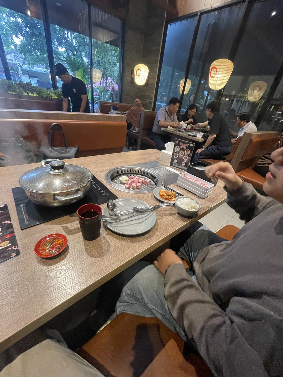 peppernsolt's tweet photo. @2goofy2handle jisung bisa di ajak makan ayce gaaa this is real #coty https://t.co/E0d6R4bSmA