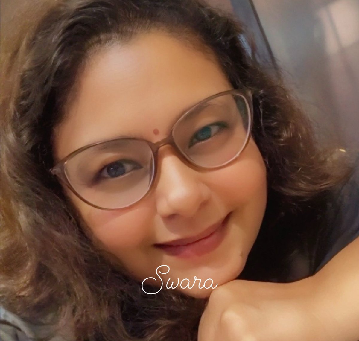 RadhaSwara's tweet photo. सुनो,

कभी-कभी जब मैं तुम्हें देखती हूँ, तो मन में एक अजीब सा सवाल उठता है कि आखिर कोई इतना सरल, इतना सादा इंसान मेरी खुशियों का इतना बड़ा हिस्सा कैसे बन गया।तुममें कोई चकाचौंध नहीं, कोई दिखावा नहीं, फिर भी तुम मेरे दिल की सबसे गहरी जगह में बस गए हो।तुम्हारी मौजूदगी ही मेरे लिए एक अनमोल तोहफा है, जो हर पल मुझे यह एहसास दिलाती है कि सच्ची खुशी कितनी सरल और चुप के से आ कर दिल में उमंग भर जाती हैं।

ये कोई बड़ी-बड़ी घटनाएँ या सिनेमाई पल नहीं हैं जो हमें जोड़े रखते हैं…ना कोई इशारे हैं।बल्कि वो छोटी-छोटी बातें हैं, जो रोजमर्रा की जिंदगी में छुपी हुई हैं, पर दिल को सबसे ज्यादा छू जाती हैं।वो तरीका जिसमें तुम बिना सोचे-समझे मुझे अपने करीब खींच लेते हो, जैसे कि मैं तुम्हारे लिए सबसे सुरक्षित जगह हूँ।जब मैं थकी हुई होती हूँ, तुम्हारी आवाज़ सुन के सारी थकान ग़ायब हो जाती है, जैसे कोई मधुर लोरी मेरे कानों में गूँज रही हो।तुम्हारी सिर्फ़ एक झलक,या तुम्हारा पास होना भी कठिन से कठिन दिनों को हल्का और सहनीय बना देता है।

तुमने प्यार को मेरे लिए एक नया रूप दे दिया है।सच कहूँ तुमने उसे बेहद खूबसूरत बना दिया है।अब प्यार मेरे लिए बेचैनी नहीं, बल्कि एक सुकून भरा पल है, जो मैं तुम्हारे साथ बिताना चाहती हूँ।तुम्हारे साथ हर सुबह एक नई उम्मीद लेकर आती है और हर रात एक आरामदेह आलिंगन,तुम्हारी बाहों में आकर लगता है कि सारी दुनिया की परेशानियाँ दूर हो गई हैं।

तुम मेरे लिए वो जगह हो जहाँ मैं बिना किसी डर के, खुद को समर्पित कर सकती हूँ। तुम्हारे साथ हर पल में एक गर्माहट है, एक विश्वास है, एक ऐसा एहसास है जो कहता है कि अब सब कुछ ठीक है।चाहे जीवन कितने भी मोड़ ले,कितनी भी चुनौतियाँ आएँ, तुम्हारा हाथ थामे हुए मुझे हमेशा लगता है कि मैं सबसे ख़ुशनसीब हूँ।

अगर मुझे फिर से चुनना हो, हर जन्म में, हर रूप में, हर युग में, तो मैं बिना किसी हिचकिचाहट के, बिना किसी संदेह के, हर बार तुम्हीं को चुनूँगी।

सारी कायनात को छान लूँ, फिर भी मेरी आत्मा हर बार तुम्हें ही ढूँढेगी,क्योंकि तुम वो हो, जो मेरे दिल की हर धड़कन में बस गए हो। 

तुम ही मेरा सुकून हो और मेरी जिंदगी हो, और इस सफर में तुम्हारे साथ चलते हुए, मैं हर पल महसूस करती हूँ कि मैं सबसे भाग्यशाली हूँ।

तुमसे प्यार करना मेरी जिंदगी की सबसे खूबसूरत सच्चाई है, और मैं इसे हर साँस में दोहराती रहूँगी।​​​​​​​​​​​​​​​​​​​​​​​​​​​​​​​​​​​​​​​​​​​​​​​​​​✨❣️
#રાધાસ્વરા 
#बज़्म