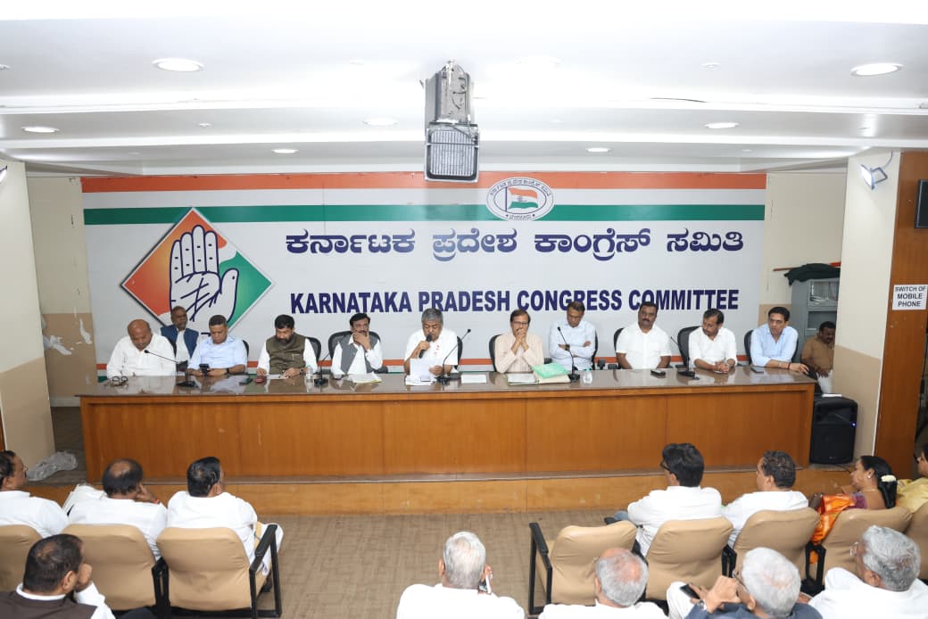 INCKarnataka's tweet photo. ರಾಜ್ಯದಲ್ಲಿ ನಡೆಯುತ್ತಿರುವ ವಿಶೇಷ ಮತದಾರರ ಪಟ್ಟಿ ಪರಿಷ್ಕರಣೆ (SIR) ಕುರಿತು ಕೆಪಿಸಿಸಿ ಕಚೇರಿಯಲ್ಲಿ ಇಂದು ಅಧ್ಯಕ್ಷರಾದ @HariprasadBK2 ಅವರ ನೇತೃತ್ವದಲ್ಲಿ ಪರಿಶೀಲನಾ ಸಭೆಯನ್ನು ನಡೆಸಲಾಯಿತು. 

ಸಭೆಯಲ್ಲಿ ಕಾರ್ಯಾಧ್ಯಕ್ಷರಾದ @GCC_MP , @ManjuBhandary , ವಿಧಾನ ಪರಿಷತ್ ಆಡಳಿತ ಪಕ್ಷದ ಮುಖ್ಯಸಚೇತಕರಾದ ಸಲೀಂ ಅಹ್ಮದ್, ಕೆಪಿಸಿಸಿ ಉಪಾಧ್ಯಕ್ಷರಾದ ವಿ.ಆರ್ ಸುದರ್ಶನ್, ರಾಜ್ಯಸಭಾ ಸದಸ್ಯರಾದ @MansoorKhanINC  ಅವರು ಮತ್ತಿತರ ಪದಾಧಿಕಾರಿಗಳು ಉಪಸ್ಥಿತರಿದ್ದರು.