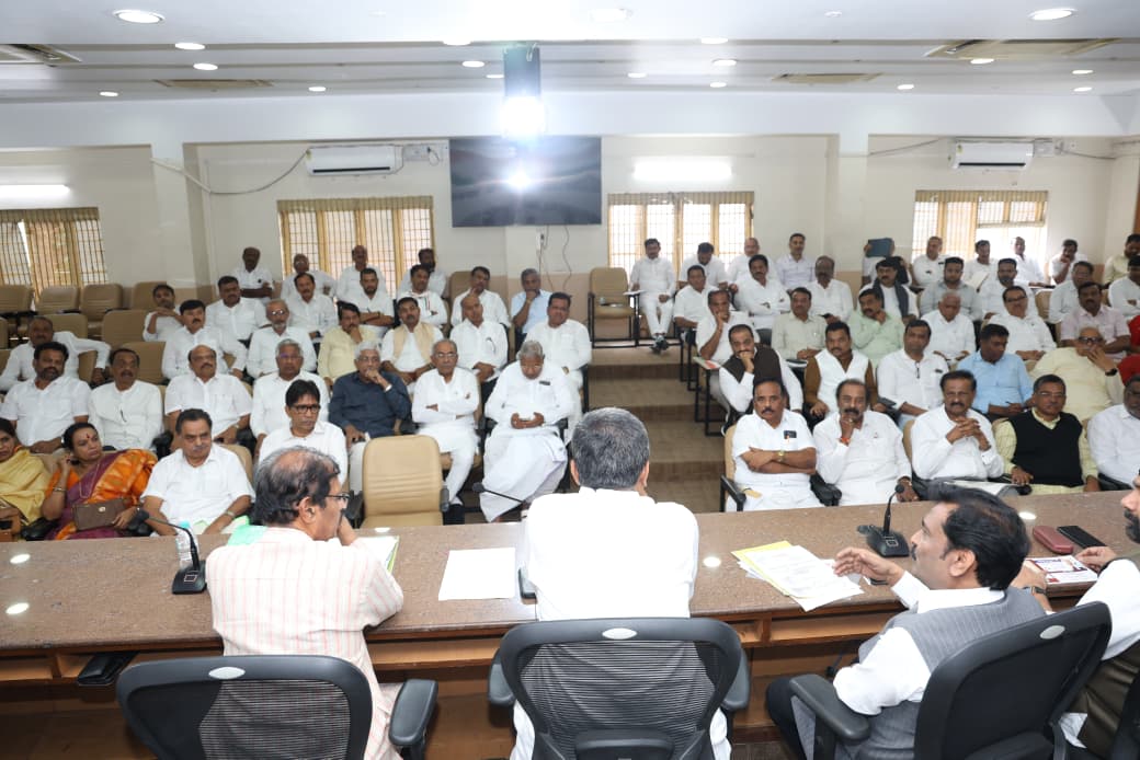 INCKarnataka's tweet photo. ರಾಜ್ಯದಲ್ಲಿ ನಡೆಯುತ್ತಿರುವ ವಿಶೇಷ ಮತದಾರರ ಪಟ್ಟಿ ಪರಿಷ್ಕರಣೆ (SIR) ಕುರಿತು ಕೆಪಿಸಿಸಿ ಕಚೇರಿಯಲ್ಲಿ ಇಂದು ಅಧ್ಯಕ್ಷರಾದ @HariprasadBK2 ಅವರ ನೇತೃತ್ವದಲ್ಲಿ ಪರಿಶೀಲನಾ ಸಭೆಯನ್ನು ನಡೆಸಲಾಯಿತು. 

ಸಭೆಯಲ್ಲಿ ಕಾರ್ಯಾಧ್ಯಕ್ಷರಾದ @GCC_MP , @ManjuBhandary , ವಿಧಾನ ಪರಿಷತ್ ಆಡಳಿತ ಪಕ್ಷದ ಮುಖ್ಯಸಚೇತಕರಾದ ಸಲೀಂ ಅಹ್ಮದ್, ಕೆಪಿಸಿಸಿ ಉಪಾಧ್ಯಕ್ಷರಾದ ವಿ.ಆರ್ ಸುದರ್ಶನ್, ರಾಜ್ಯಸಭಾ ಸದಸ್ಯರಾದ @MansoorKhanINC  ಅವರು ಮತ್ತಿತರ ಪದಾಧಿಕಾರಿಗಳು ಉಪಸ್ಥಿತರಿದ್ದರು.