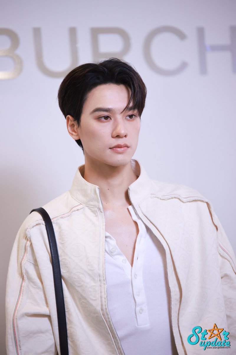 webstarupdate's tweet photo. "เก่ง หฤษฏ์" #KengHarit ร่วมงานเปิดบูติกแห่งใหม่ TORY BURCH ICONSIAM BOUTIQUE GRAND OPENING EVENT ✨

KENG TORY BURCH AT ICONSIAM
#ToryBurchxKengHarit 
#ToryBurch #ToryBurchThailand 
#ToryBurchICONSIAM https://t.co/G6OxquwWIo
