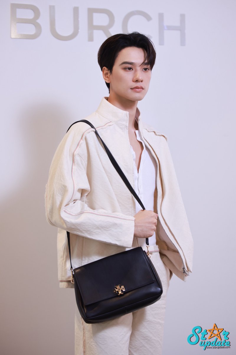 webstarupdate's tweet photo. "เก่ง หฤษฏ์" #KengHarit ร่วมงานเปิดบูติกแห่งใหม่ TORY BURCH ICONSIAM BOUTIQUE GRAND OPENING EVENT ✨

KENG TORY BURCH AT ICONSIAM
#ToryBurchxKengHarit 
#ToryBurch #ToryBurchThailand 
#ToryBurchICONSIAM https://t.co/G6OxquwWIo