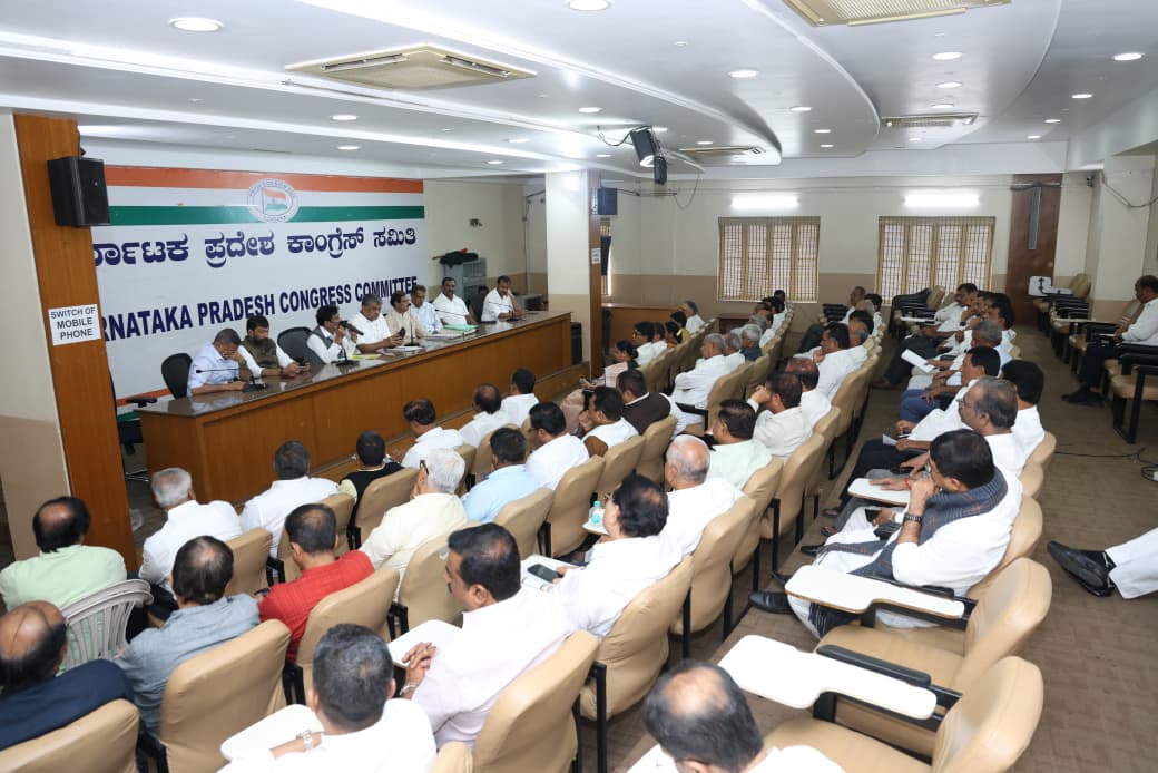 INCKarnataka's tweet photo. ರಾಜ್ಯದಲ್ಲಿ ನಡೆಯುತ್ತಿರುವ ವಿಶೇಷ ಮತದಾರರ ಪಟ್ಟಿ ಪರಿಷ್ಕರಣೆ (SIR) ಕುರಿತು ಕೆಪಿಸಿಸಿ ಕಚೇರಿಯಲ್ಲಿ ಇಂದು ಅಧ್ಯಕ್ಷರಾದ @HariprasadBK2 ಅವರ ನೇತೃತ್ವದಲ್ಲಿ ಪರಿಶೀಲನಾ ಸಭೆಯನ್ನು ನಡೆಸಲಾಯಿತು. 

ಸಭೆಯಲ್ಲಿ ಕಾರ್ಯಾಧ್ಯಕ್ಷರಾದ @GCC_MP , @ManjuBhandary , ವಿಧಾನ ಪರಿಷತ್ ಆಡಳಿತ ಪಕ್ಷದ ಮುಖ್ಯಸಚೇತಕರಾದ ಸಲೀಂ ಅಹ್ಮದ್, ಕೆಪಿಸಿಸಿ ಉಪಾಧ್ಯಕ್ಷರಾದ ವಿ.ಆರ್ ಸುದರ್ಶನ್, ರಾಜ್ಯಸಭಾ ಸದಸ್ಯರಾದ @MansoorKhanINC  ಅವರು ಮತ್ತಿತರ ಪದಾಧಿಕಾರಿಗಳು ಉಪಸ್ಥಿತರಿದ್ದರು.