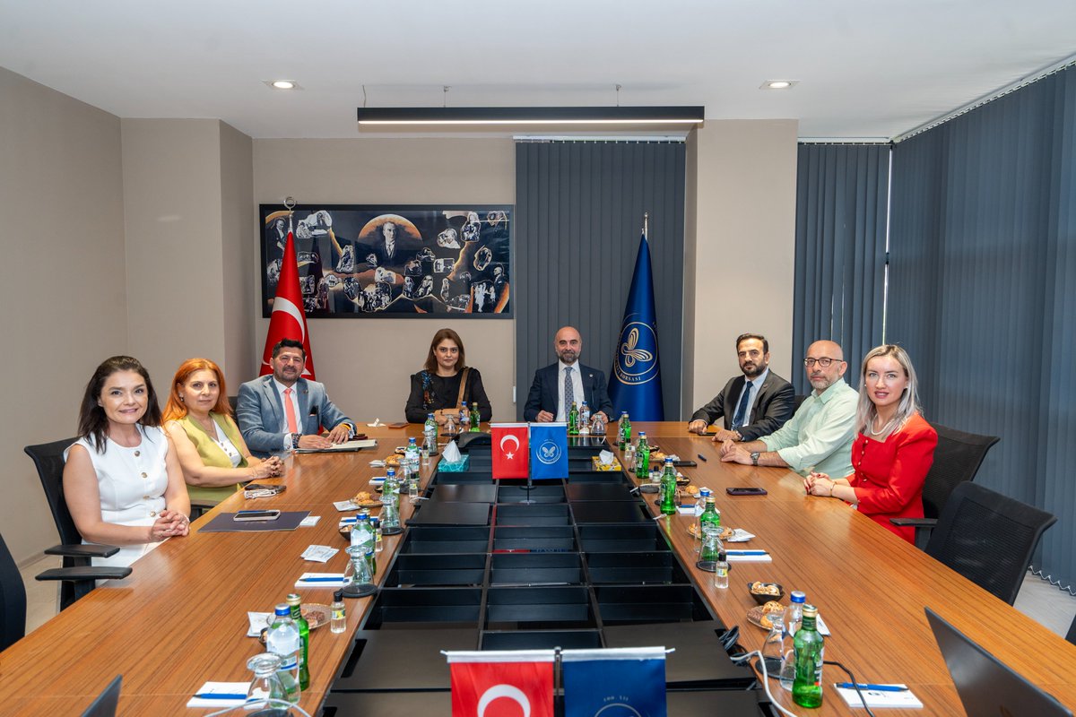BursaTB_'s tweet photo. Pakistan Ticaret ve Sanayi Federasyonu Başkan Yardımcısı Qurrat-ul-Ain ile Pakistan’ın Türkiye Fahri Yatırım Müşaviri Ahmet Khan’ı, Borsamızda ağırladık.

Meclis Başkanımız Mustafa Aksu, Yönetim Kurulu Başkan Yardımcımız İsmail Aslım ve Meclis Başkan Yardımcımız Sabriye Şen’in katılımıyla gerçekleşen ziyarette; Türkiye ile Pakistan arasındaki köklü dostluk temelinde, Bursa ile Pakistan arasındaki ticari ve ekonomik ilişkilerin geliştirilmesi, özellikle tarım ürünleri ticaretinde yeni iş birliği fırsatları ve ortak çalışma alanları değerlendirildi.

Nazik ziyaretleri dolayısıyla Sayın Qurrat-ul-Ain ile Sayın @AhmetKhan'a teşekkür ediyor, iki ülke arasındaki iş birliğinin güçlenerek devam etmesini temenni ediyoruz.