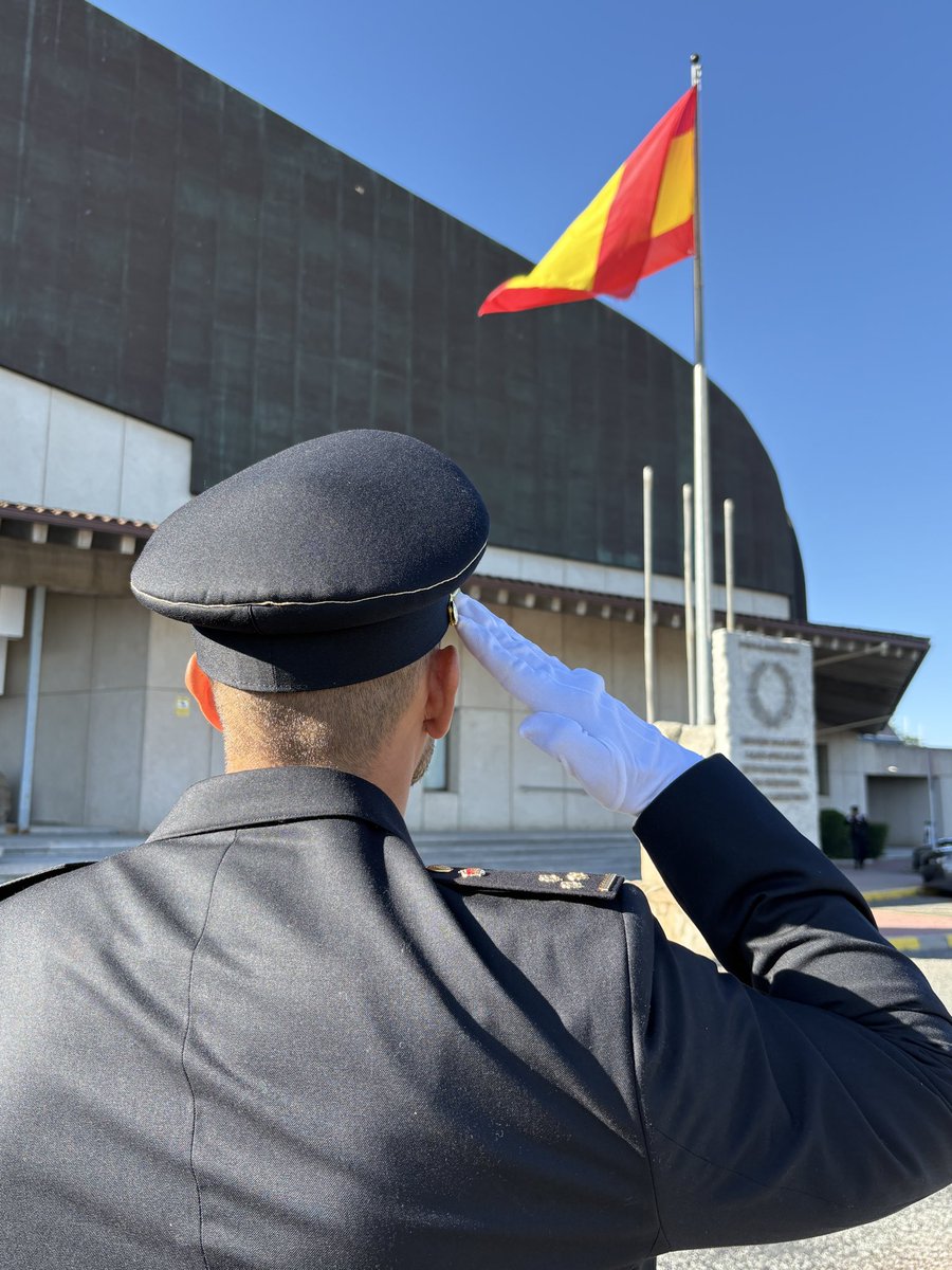 interiorgob's tweet photo. 🫡 Hoy es un día muy especial: los  nuevos inspectores de @policia juran su cargo en la @PoliciaEscuela. 

👮🇪🇸  Un paso que simboliza el servicio, la dignidad, la entrega y la lealtad. 

Mucha suerte en esta nueva etapa. https://t.co/KAooMTZhHc