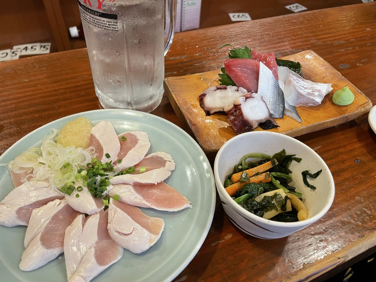 shigechi1137's tweet photo. 帰る前に北千住のじんざえ門で晩酌を始めます♪
平日18時まで限定の229円酎ハイと、定番のおまかせ刺身のっけ盛と鶏のささみ刺をいただきます https://t.co/hwCsz4VYH8