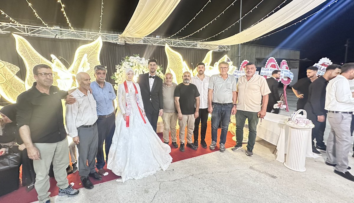 Celalgoger's tweet photo. Liderimiz…
@akparti  Genel Başkanımız ve Cumhurbaşkanımız 
Sayın @rterdogan  beyefendinin 
Emir ve talimatlarını doğrultusunda 
Milletimiz ile Yüz yüze (Ru be ru) sahada görüşme, ziyaretleri kapsamında.

İlçe başkanımız 
Dr. Kadir Sarıhan riyasetinde, 
Esenköy Mahallemizde, 
CİHAT ve YÜKSEK  Ailelerin biricik evlatları  
Gökçen & Yunus çiftimizin düğün merasimine,
İştirak ettik.

Genç Çiftimize iki cihan saadeti diliyoruz…
@abuyukgumus 
@eyupkadirinan