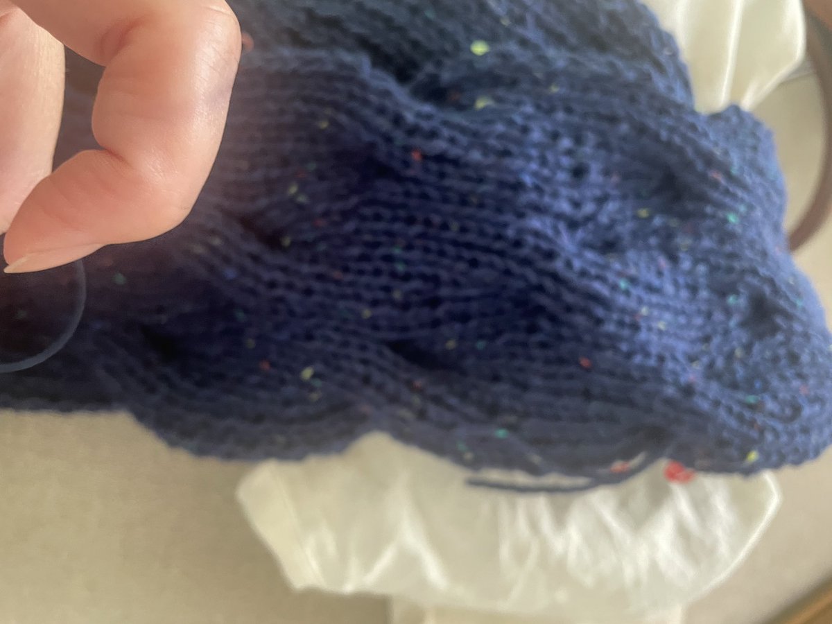 cham202208's tweet photo. 52Weeks of shawls から　チェリーツイスト編んでいます

青い糸で編んでいるけれど指に色移りしてるのか、鬱血して青い線になっているのか分からない指

編み物リングつけるか...... https://t.co/o8VfszVEzL
