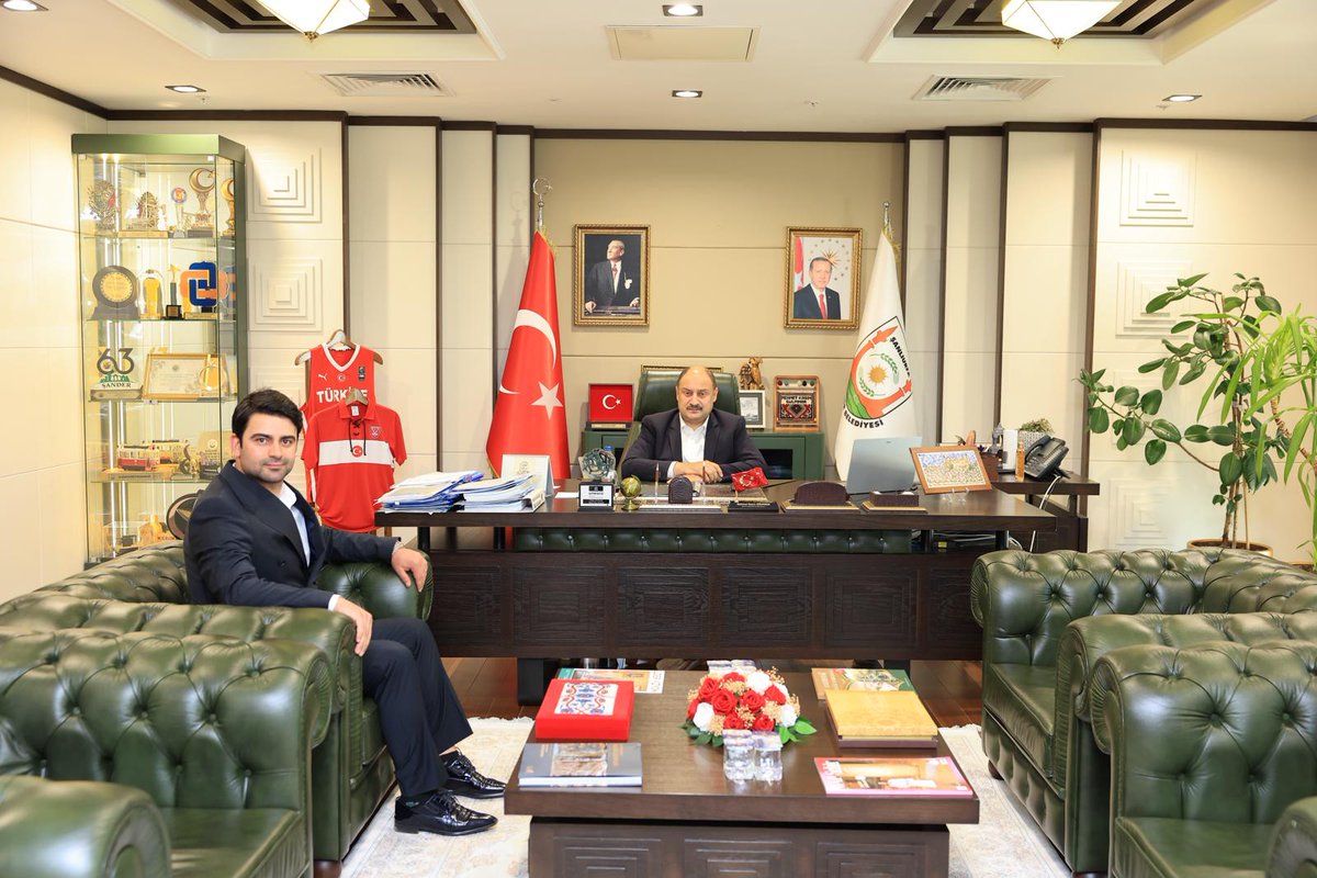 sanliurfabld's tweet photo. - AK Parti Akçakale Belediye Meclis Üyesi Salih Geçgel,
- Yönetmen Kadir Felek,
- AK Parti 2017 Dönemi MKYK Üyesi Hatice Kübra Öztürk ve gazeteci-stratejist Atılgan Bayar, Şanlıurfa Büyükşehir Belediye Başkanımız Mehmet Kasım Gülpınar’ı ziyaret etti.

Nazik ziyaretlerinden dolayı kendilerine teşekkür ederiz.