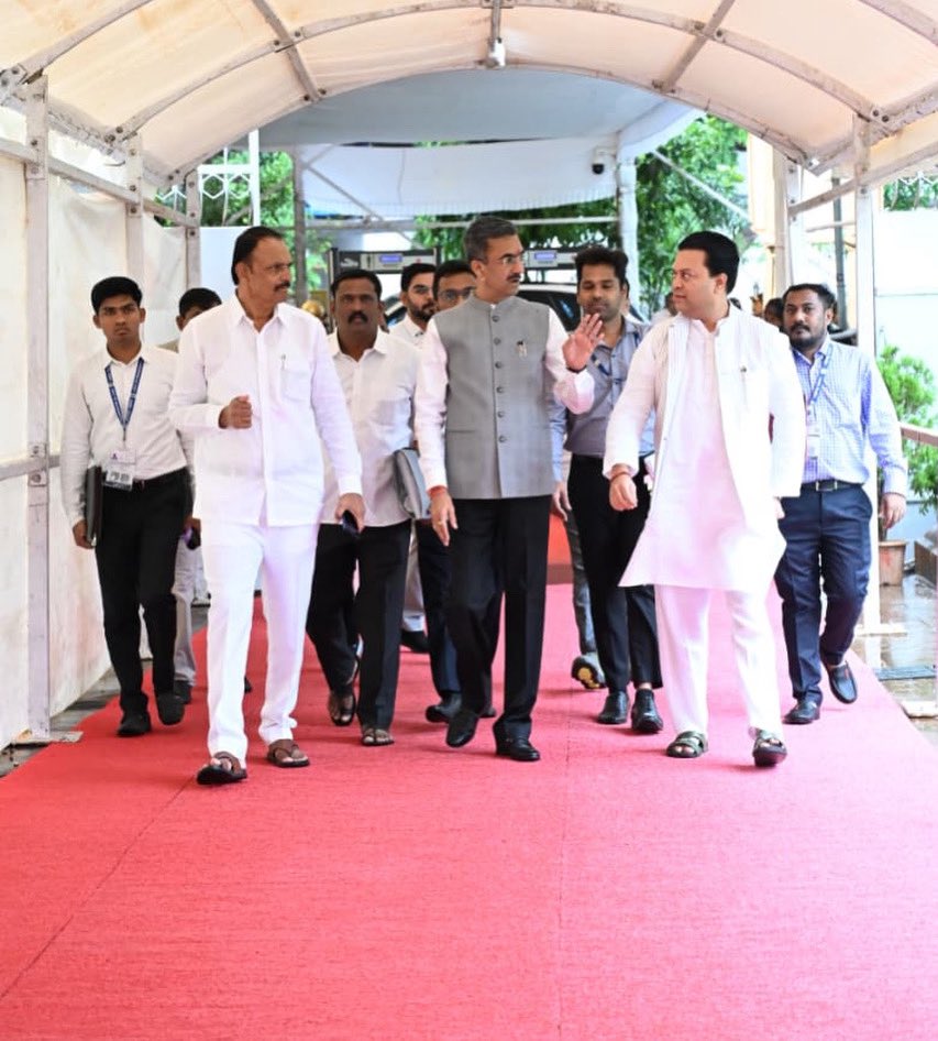 AmitV_Deshmukh's tweet photo. महाराष्ट्र विधिमंडळाच्या पावसाळी अधिवेशनादरम्यान आज सकाळी  विधान भवन परिसरात  राज्याचे पर्यटन खनिकर्म व माजी सैनिक कल्याण मंत्री मा. श्री. शंभूराजे देसाई यांची भेट झाली. समवेत आमदार मा. श्री. उत्तमराव जानकर व इतर मान्यवर.

#मुंबई #विधान_भवन
#महाराष्ट्र_विधिमंडळ
#पावसाळी_अधिवेशन2026
#Maharashtra #MonsoonSession2026.
.
@shambhurajdesai
@UttamraoJankar