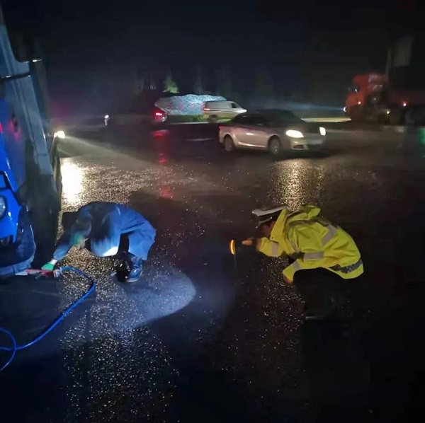MaldonadoHarry's tweet photo. A stranger helped me fix my flat tire in the pouring rain yesterday. No questions, no thanks needed—just kindness that turned a bad day around. https://t.co/ZtKYUaLth7