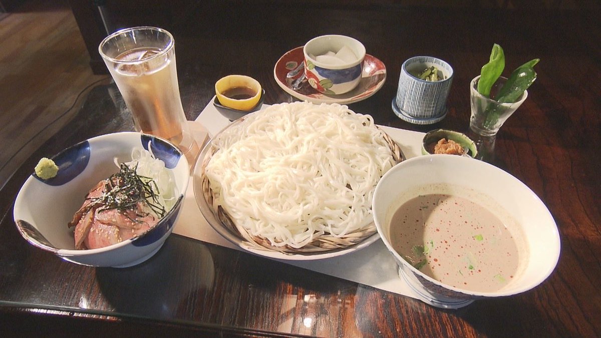 ekitele_marche's tweet photo. あすの #駅テレマルシェ

夏に食べたい❤️ひんやり爽快
“冷やし麺”を大特集😋

⭐️「つけうどん専門店」！
⭐️至福のローストビーフ丼
⭐️鰹節と昆布の和だしスープ
⭐️夏限定！映える冷製パスタ
etc…

中継は…#伊那市 から🎥
旬のブルーベリー狩り🫐
#ヤポンスキーこばやし画伯 さんが体験！ https://t.co/2KKoRCv41u