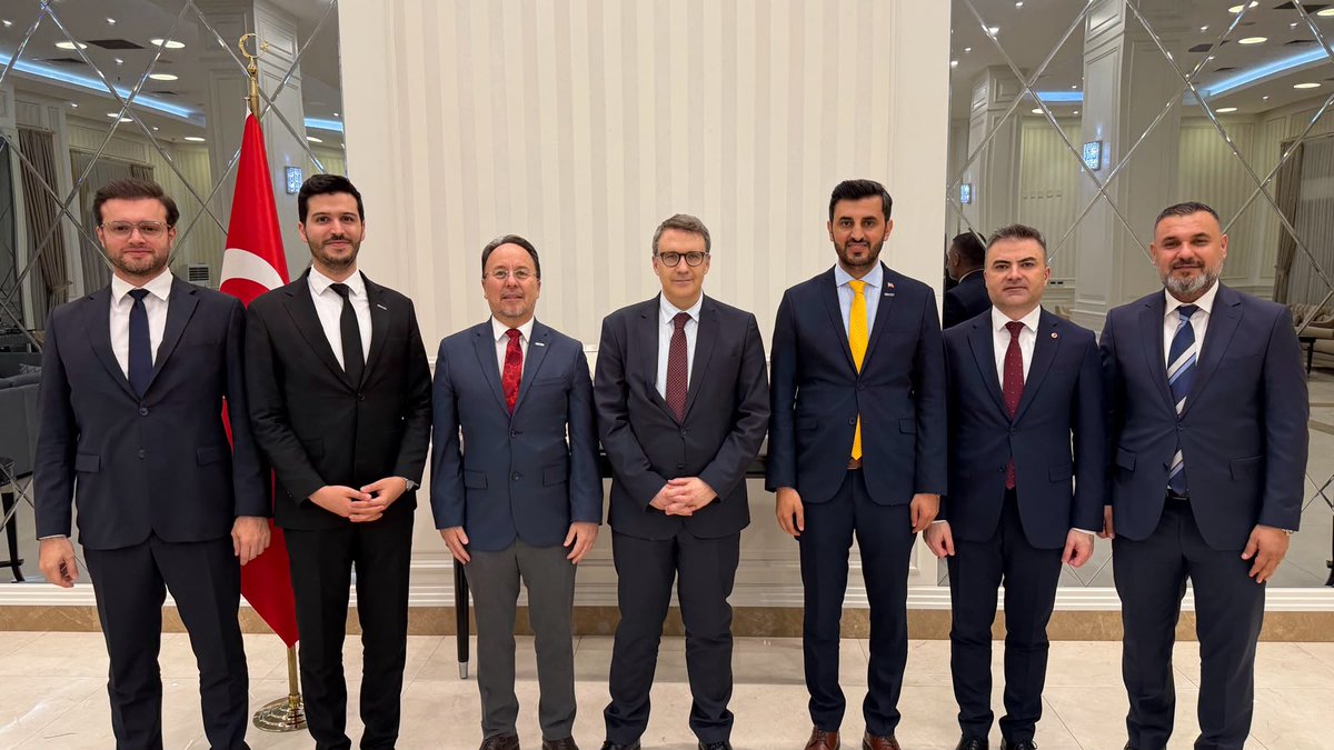 deikiletisim's tweet photo. Türkiye-Irak İş Konseyimiz, @halitacar başkanlığında, Bağdat'a heyet ziyaretini @TC_BagdatBE Büyükelçimiz Anıl Bora İnan’ın katılımlarıyla gerçekleştirdi.

Kurulan yeni hükümet kapsamında düzenlenen ziyarette,
🔹Irak Devleti Yeni Başbakanı Ali ez-Zeydi'ye nezaket ziyareti,
🔹Irak Ticaret Bakanı Mustafa Ani,
🔹Irak Sanayi ve Madenler Bakanı Muhammed Nuri,
🔹Irak Su Kaynakları Bakanı Musenna Temimi
🔹Irak Maliye Bakanı Falih Sari Abdaşi,
🔹Irak Ticaret Odaları Federasyonu (FICC) ile Yuvarlak Masa Toplantısı gerçekleştirildi.

İş Konseyimiz ayrıca, T.C. Bağdat Büyükelçiliğimiz ev sahipliğinde düzenlenen resepsiyona katıldı.

Toplantılarda, vize meselesi, ASYCUDA sistemi ve gümrük gelişmelerinin yanı sıra, inşaat, üretim, gıda, savunma sanayi, sağlık, altyapı, su, finans, bankacılık, madencilik ve sanayi ile ilgili gelişmeler değerlendirildi. 

#İşimizTicariDiplomasi