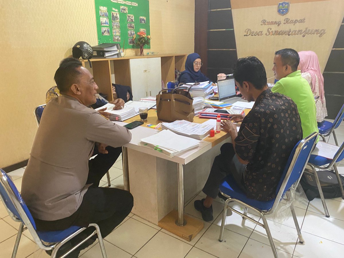 HumasPolsekPat4's tweet photo. Kapolsek Pataruman Polres Banjar AKP HADI WINARSO, S.Sos.,M.H menggelar kegiatan  Jum’at Curhat bersama Perangkat Desa Sinartanjung Kota Banjar, dalam Kegiatan tersebut Kapolsek Pataruman Memberikan Pemahaman tentang Pentingnya Memelihara Situasi Kamtibmas di Wilayah Kota Banjar. https://t.co/JjWONqzHaR