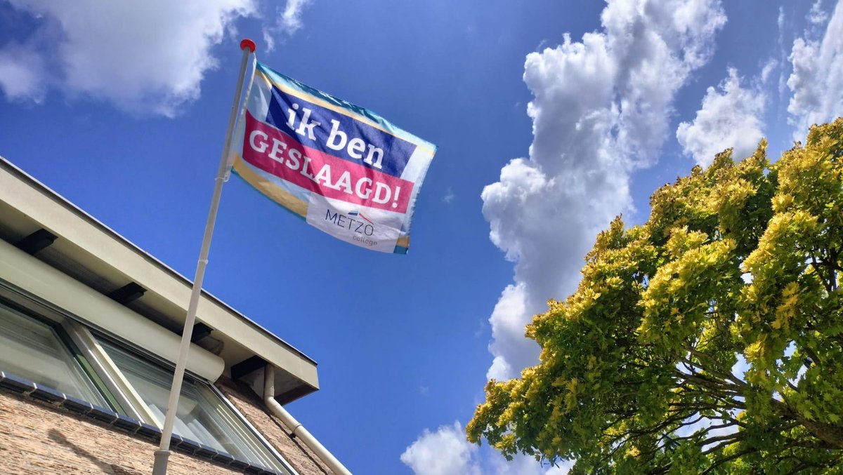 REGIO8's tweet photo. Ongekend hoge examenresultaten op Metzo en Staring College vmbo vaak 100 procent geslaagd. https://t.co/UEBUEFcDTt https://t.co/PjCsYZ88Ra