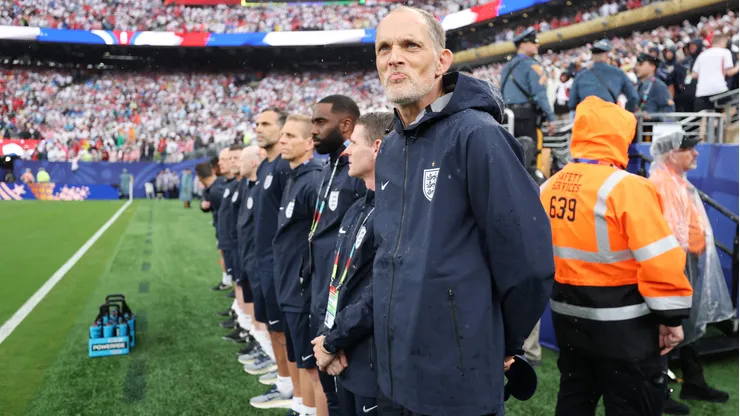 FutboolFichajes's tweet photo. 🚨😳 ¡INGLATERRA TOMA PRECAUCIONES PARA VISITAR EL AZTECA!

La selección inglesa preparó un operativo especial para minimizar cualquier factor externo antes de enfrentar a México en el Estadio Azteca por los octavos de final del Mundial 2026.

✈️ Tras su último compromiso, el equipo regresó a su base de entrenamiento y viajará a Ciudad de México apenas dos noches antes del encuentro, buscando reducir el tiempo de exposición a la altura y al entorno.

🏨 Además, el lugar de concentración se mantendrá bajo estricta reserva para evitar que los aficionados puedan alterar el descanso del plantel con serenatas, bocinazos o fuegos artificiales durante la madrugada, como le sucedió a Ecuador.

😴 Como parte del plan, los futbolistas contarán con máquinas de ruido blanco y métodos naturales para favorecer el sueño.

⛰️ Sin embargo, hay un aspecto que no pueden modificar: la altitud. El Estadio Azteca se encuentra a más de 2.200 metros sobre el nivel del mar.

🗣️ Thomas Tuchel fue contundente:
"Adaptarse a la altitud en cuatro días es imposible. Es una ventaja enorme para México."