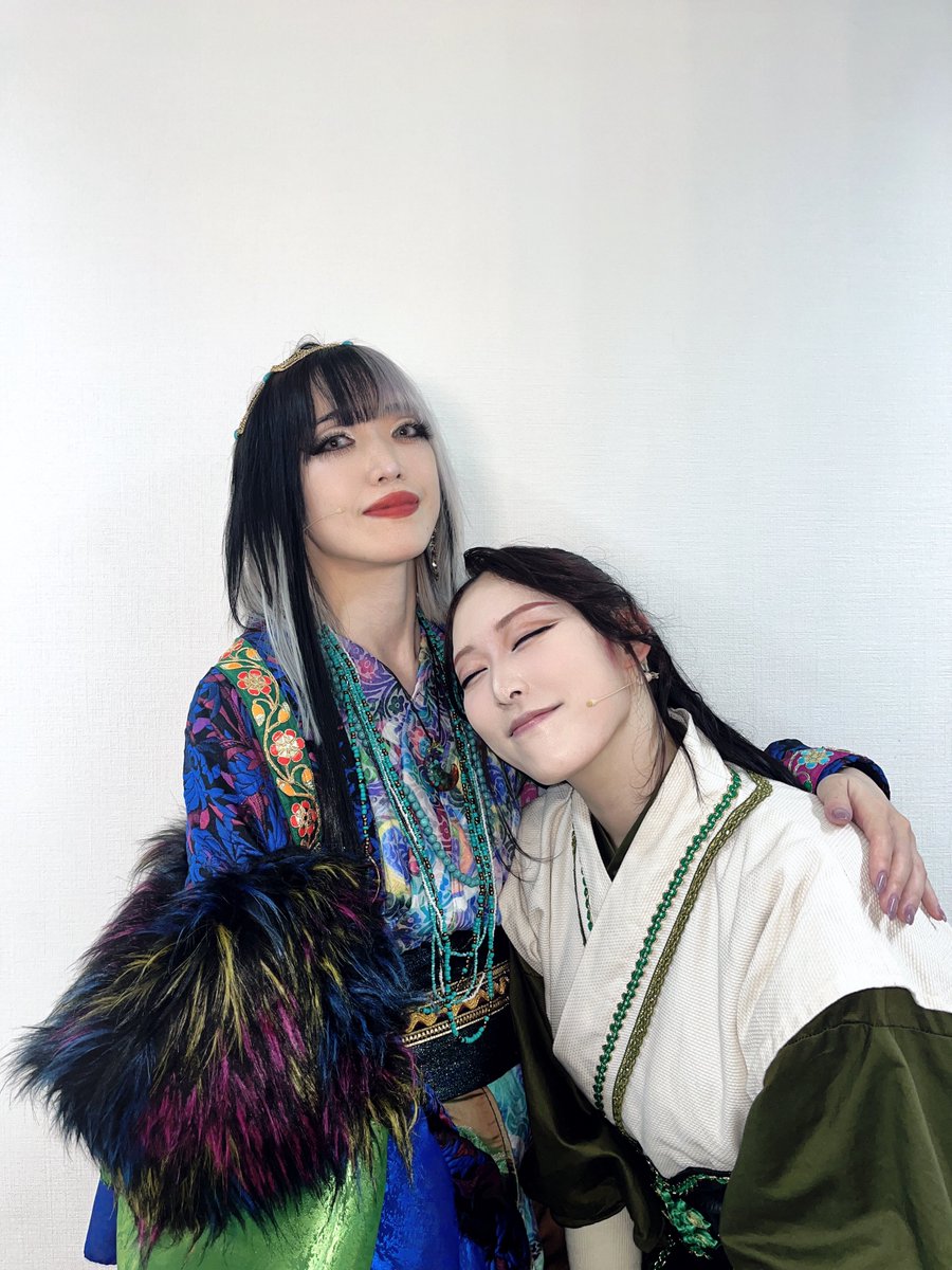 G7Hb5's tweet photo. 2日目 マチネ公演ありがとうございました！

みんな大好き廻様と📸💜
美しすぎて栗生さんのお人柄もとても素敵で楽屋お隣の席で、
私はほぼ犬になってる。メロ。わん🐶

夜も楽しみに劇場で待ってるよ
 #嗣ノ導 https://t.co/n9BObmtl05
